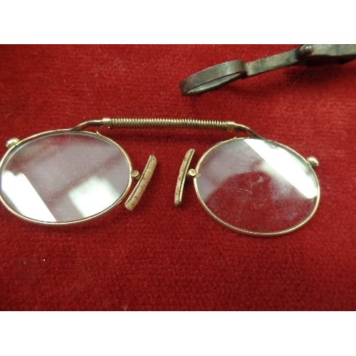 28 - 2 VINTAGE BUTTON HOOKS ONE MARKED 1898, VINTAGE MAGNIFYING GLASS AND PAIR OF GOLD METAL PINCE NEZ