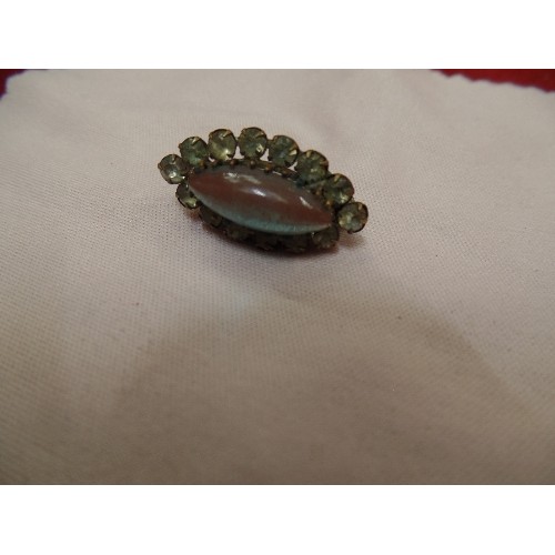 36 - VICTORIAN BROOCH WITH IMITATION MOONSTONE AND GLASS STONES