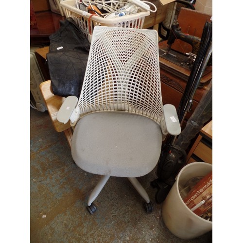 548 - HERMAN MILLER OFFICE CHAIR (ORIGINAL PRICE £240)