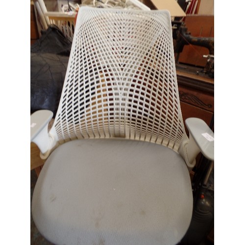 548 - HERMAN MILLER OFFICE CHAIR (ORIGINAL PRICE £240)