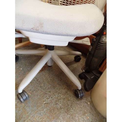 548 - HERMAN MILLER OFFICE CHAIR (ORIGINAL PRICE £240)