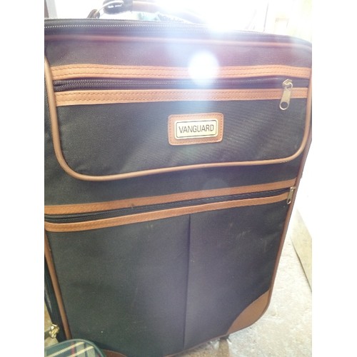 554 - VANGUARD SUITCASE IN BLACK AND 2 CONSTELLATION CASES