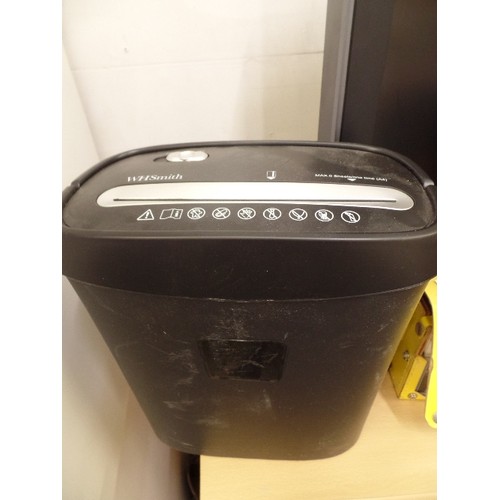 592 - WHSMITH PAPER SHREDDER