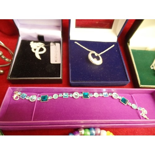 39 - BOX OF GOOD QUALITY COSTUME JEWELLERY (SOME WITH BOXES) - LONG GOLD METAL AND FAUX PEARL NECKLACE, J... 