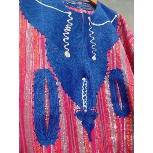 150 - A SMALL NIGERIAN AGBADA ROBE WITH MACHINE EMBROIDERED DETAIL AROUND THE NECK, TOGETHER WITH MATCHING... 