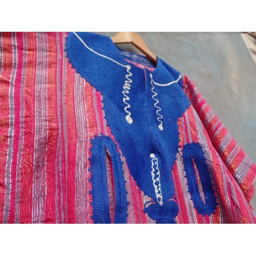 150 - A SMALL NIGERIAN AGBADA ROBE WITH MACHINE EMBROIDERED DETAIL AROUND THE NECK, TOGETHER WITH MATCHING... 