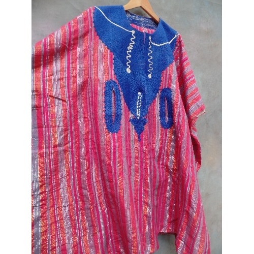 150 - A SMALL NIGERIAN AGBADA ROBE WITH MACHINE EMBROIDERED DETAIL AROUND THE NECK, TOGETHER WITH MATCHING... 