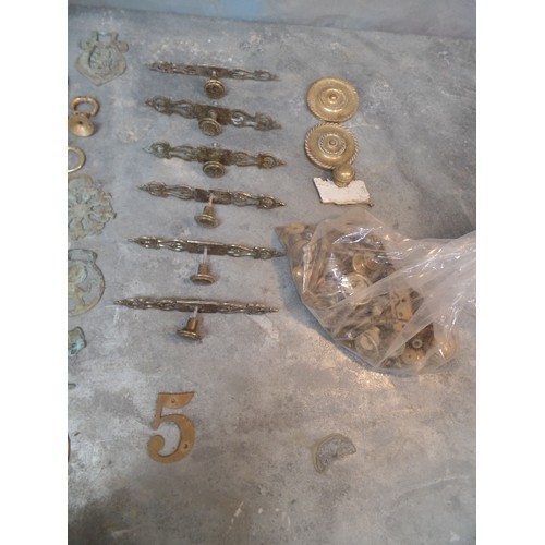 165 - LARGE QUANTITY OF VINTAGE BRASSWARE INCLUDING HINGES, FURNITURE HANDLES, KNOBS, HORSE BRASSES ETC - ... 