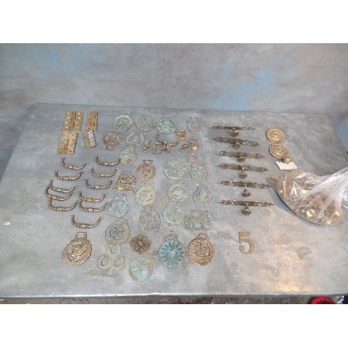 165 - LARGE QUANTITY OF VINTAGE BRASSWARE INCLUDING HINGES, FURNITURE HANDLES, KNOBS, HORSE BRASSES ETC - ... 