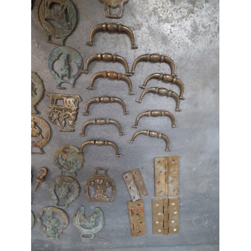 165 - LARGE QUANTITY OF VINTAGE BRASSWARE INCLUDING HINGES, FURNITURE HANDLES, KNOBS, HORSE BRASSES ETC - ... 