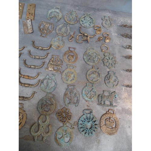 165 - LARGE QUANTITY OF VINTAGE BRASSWARE INCLUDING HINGES, FURNITURE HANDLES, KNOBS, HORSE BRASSES ETC - ... 