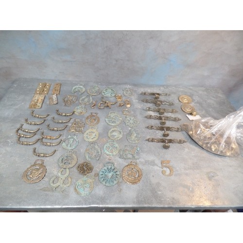 165 - LARGE QUANTITY OF VINTAGE BRASSWARE INCLUDING HINGES, FURNITURE HANDLES, KNOBS, HORSE BRASSES ETC - ... 