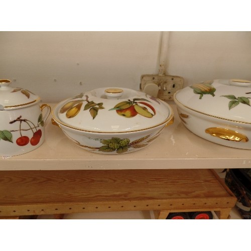 66 - ROYAL WORCESTER EVESHAM TABLEWARE. BEAUTIFUL FRUIT DESIGN. LARGE SERVING BOWL, 2 LIDDED TUREENS, 2 Q... 