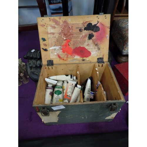 127 - SMALL VINTAGE BOX CONTAINING ACRYLIC PAINT TUBES & DRAWING INKS.