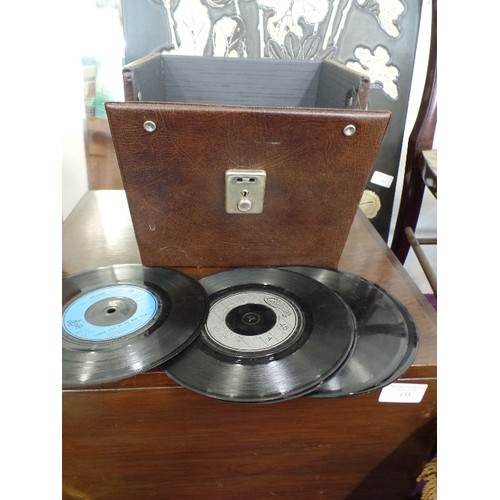 137 - RETRO 45RPM LEATHERETTE RECORD CASE CONTAINING 45'S.