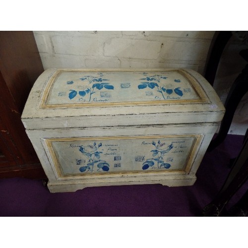 153 - DECORATIVE SHABBY CHIC WOODEN CHEST WITH ROSE DETAIL. ALSO 2 HORSES.