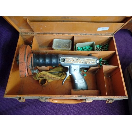 159 - HEAVY DUTY SPITMATIC NAIL GUN. IN METAL CASE. WITH SOME NAILS.