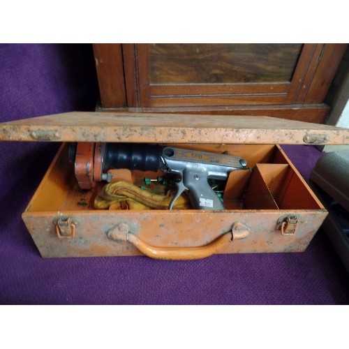 159 - HEAVY DUTY SPITMATIC NAIL GUN. IN METAL CASE. WITH SOME NAILS.