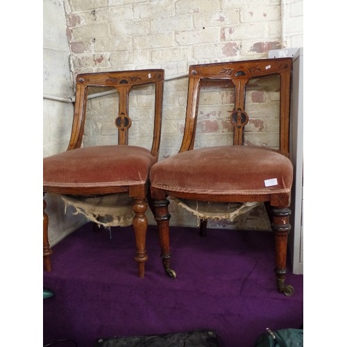 171 - PAIR OF VINTAGE DINING CHAIRS. CARVED BACKS. 1 HAS BRASS CASTORS. BOTH HAVE DUSKY PINK PADDED VELVET... 