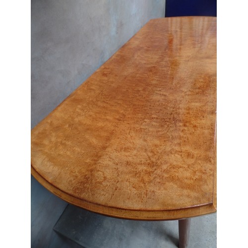 270 - A MID CENTURY BURR WOOD COFFEE TABLE ON SPLAYED AND TAPERED LEGS, CURVED ENDS - 120CM X 43CM X 40CM