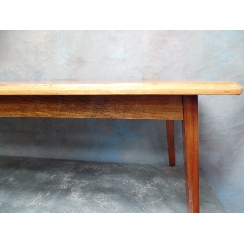 270 - A MID CENTURY BURR WOOD COFFEE TABLE ON SPLAYED AND TAPERED LEGS, CURVED ENDS - 120CM X 43CM X 40CM