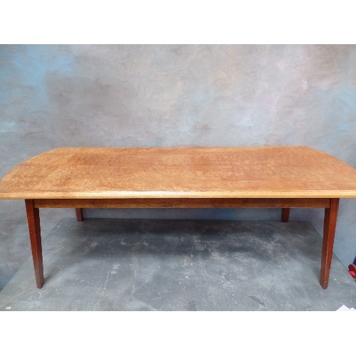 270 - A MID CENTURY BURR WOOD COFFEE TABLE ON SPLAYED AND TAPERED LEGS, CURVED ENDS - 120CM X 43CM X 40CM