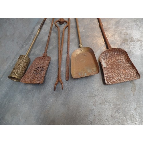 286 - 19TH CENTURY BRASS AND STEEL FIRE IRONS INCLUDING A TELESCOPIC FIRESIDE BRUSH