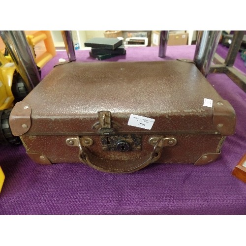 206 - SMALL VINTAGE CASE, CONTAINS SHELLS, TRINKETS, ROUND BAKELITE LIDDED BOX, INKPAD & SMALL STAMPS. ODD... 