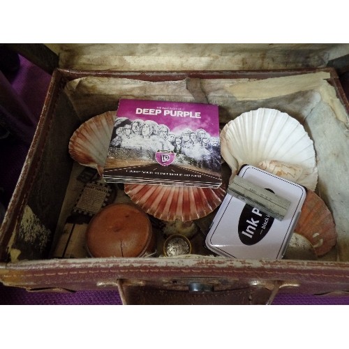 206 - SMALL VINTAGE CASE, CONTAINS SHELLS, TRINKETS, ROUND BAKELITE LIDDED BOX, INKPAD & SMALL STAMPS. ODD... 