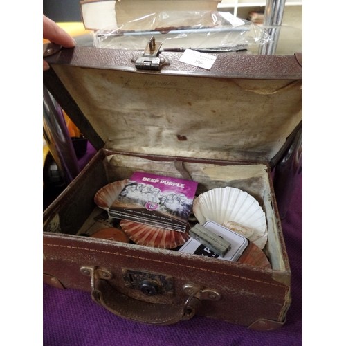 206 - SMALL VINTAGE CASE, CONTAINS SHELLS, TRINKETS, ROUND BAKELITE LIDDED BOX, INKPAD & SMALL STAMPS. ODD... 