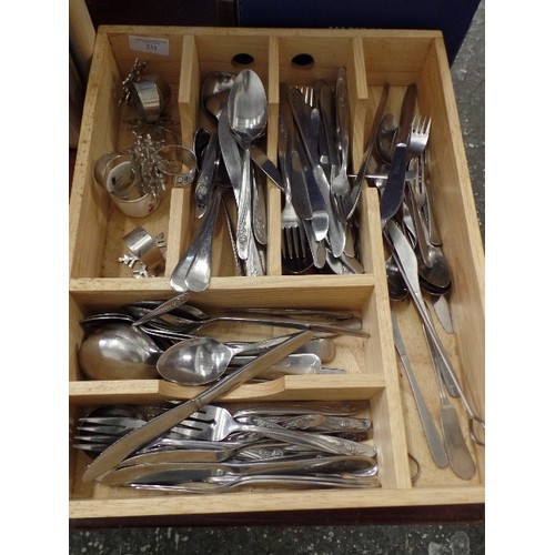 233 - BEECHWOOD CUTLERY TRAY FULL OF STAINLESS CUTLERY AND NAPKIN RINGS.