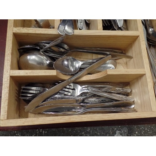 233 - BEECHWOOD CUTLERY TRAY FULL OF STAINLESS CUTLERY AND NAPKIN RINGS.