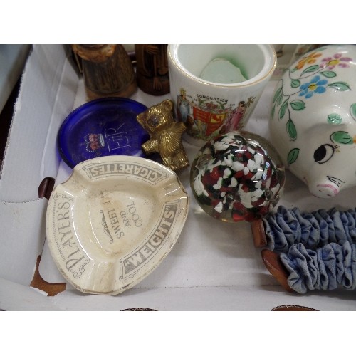 252 - COLLECTION OF VINTAGE ORNAMENTS & ODDMENTS. INCLUDES CHURCH MICE, BRAMLEY HEDGE MOUSE 'TEASLE' PIGGY... 