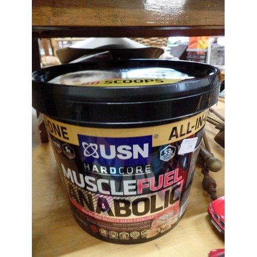 274 - LARGE TUB OF 80 SCOOP USN HARDCORE MUSCLEFUEL ANAOBOLIC . SEALED