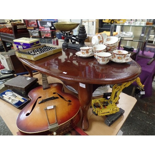 216 - HIGH GLOSS OVAL COFFEE TABLE ON CABRIOLE LEGS.