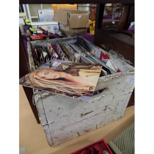 221 - OLD WOODEN CRATE FULL OF 45 RPM RECORDS. MIXED GENRES. DORIS DAY WITH JOHNNY MATHIS, ELECTRIC LIGHT ... 