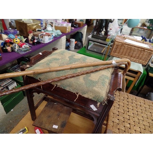 282 - 2 VINTAGE WALKING STICKS. ONE WITH A HALLMARKED SILVER COLLAR AND BRASS TIP.