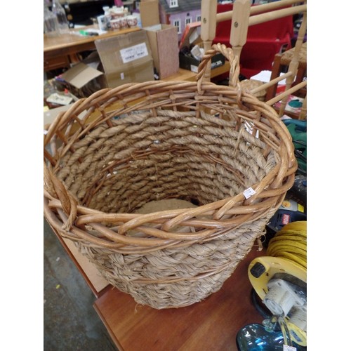 289 - LARGE CHUNKY LOG/STORAGE BASKET. 1 BROKEN HANDLE.