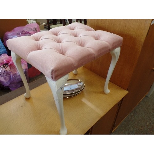 314 - WHITE DRESSING TABLE STOOL WITH PINK BUTTON SEAT.