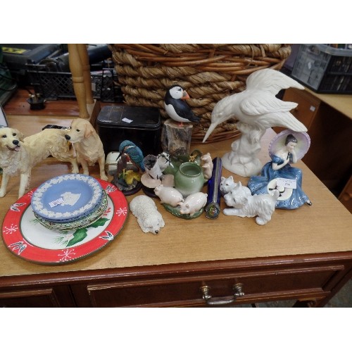 288 - COLLECTION OF MIXED CHINA ORNAMENTS. INCLUDING PIG & PIGLETS, KINGFISHERS, GOLDEN RETRIEVERS, WEDGEW... 