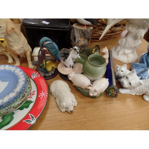 288 - COLLECTION OF MIXED CHINA ORNAMENTS. INCLUDING PIG & PIGLETS, KINGFISHERS, GOLDEN RETRIEVERS, WEDGEW... 