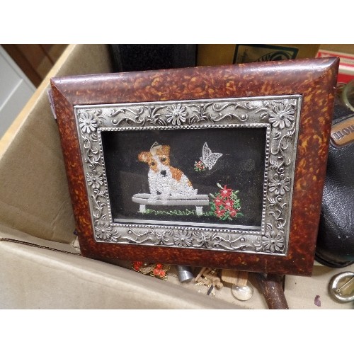 284 - BOX OF MIXED VINTAGE TRINKETS. INCLUDES SMALL FRAMED EMBROIDERED JACK RUSSELL PICTURE, BROOCHES, PLA... 