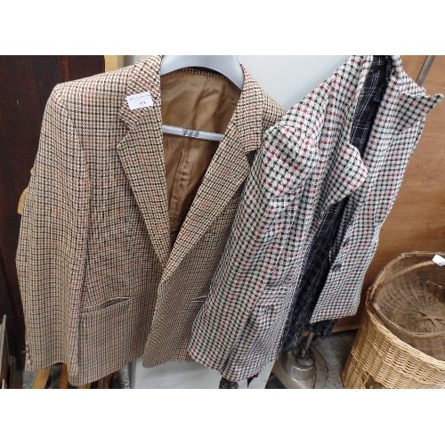 368 - VINTAGE CLOTHES. GENTS CHECKED BLAZER . PURE NEW WOOL. 36