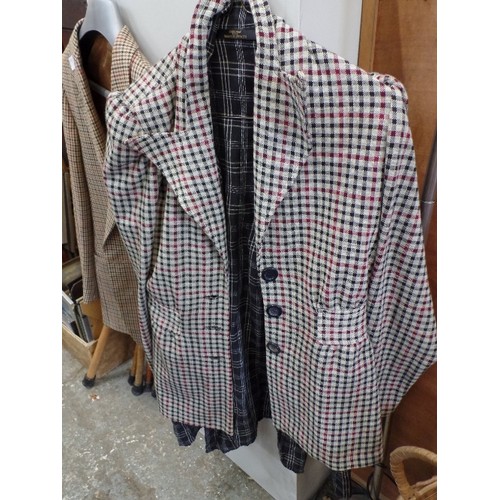 368 - VINTAGE CLOTHES. GENTS CHECKED BLAZER . PURE NEW WOOL. 36