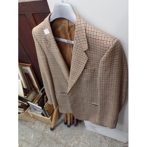 368 - VINTAGE CLOTHES. GENTS CHECKED BLAZER . PURE NEW WOOL. 36