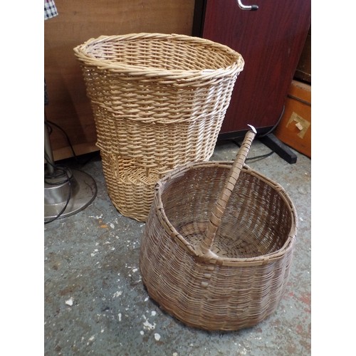 369 - A CIRCULAR VINTAGE BASKET WITH HANDLE, AND A LARGER BASKET WITH A HOLE IN THE SIDE!