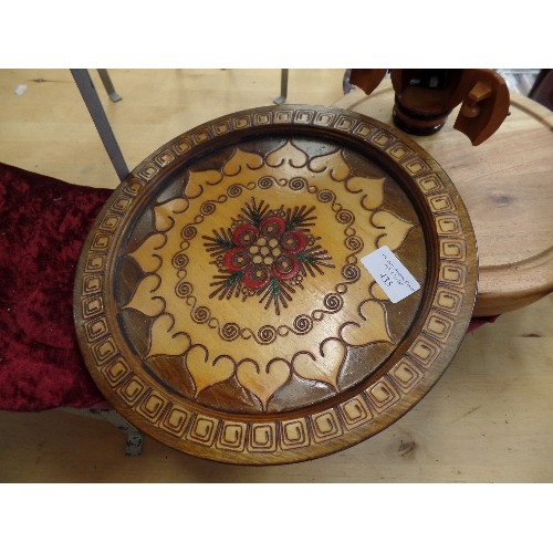 435 - VINTAGE TREEN. PLATTER, SERVING DISHES, MINIATURE DRINK BARREL WITH TINY BOTTLES, A CARVED CROCODILE... 