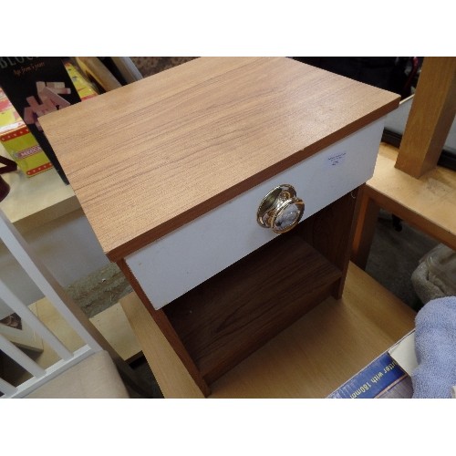 426 - SMALL WOOD EFFECT BEDSIDE. WHITE DRAWER.