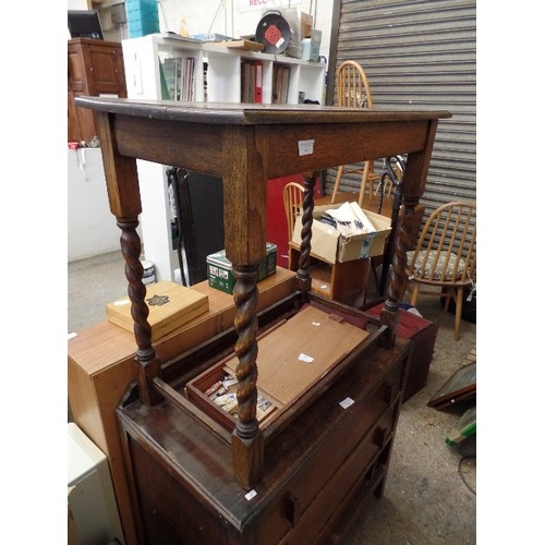 467 - VINTAGE OAK BARLEY TWIST LEGGED SIDE TABLE