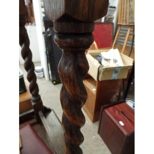 467 - VINTAGE OAK BARLEY TWIST LEGGED SIDE TABLE